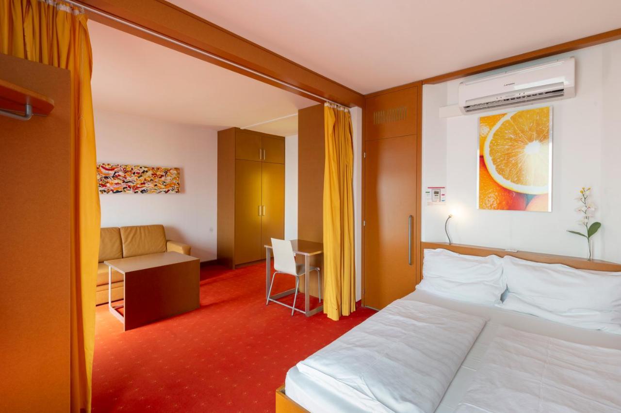 Orange Wings Krems Hotel Bagian luar foto